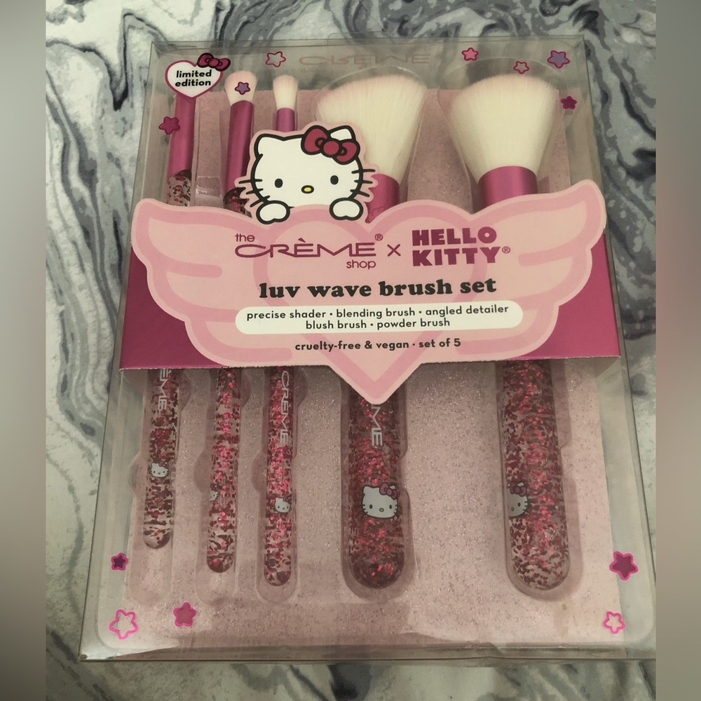 Hello Kitty x The créme shop brush set